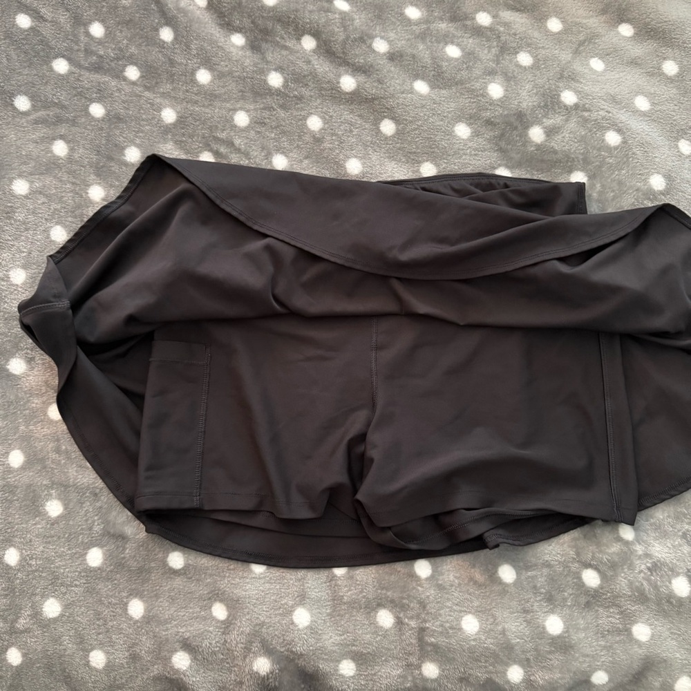 Old Navy Black Women's Skort with Built-In Shorts - Picture 2 of 4